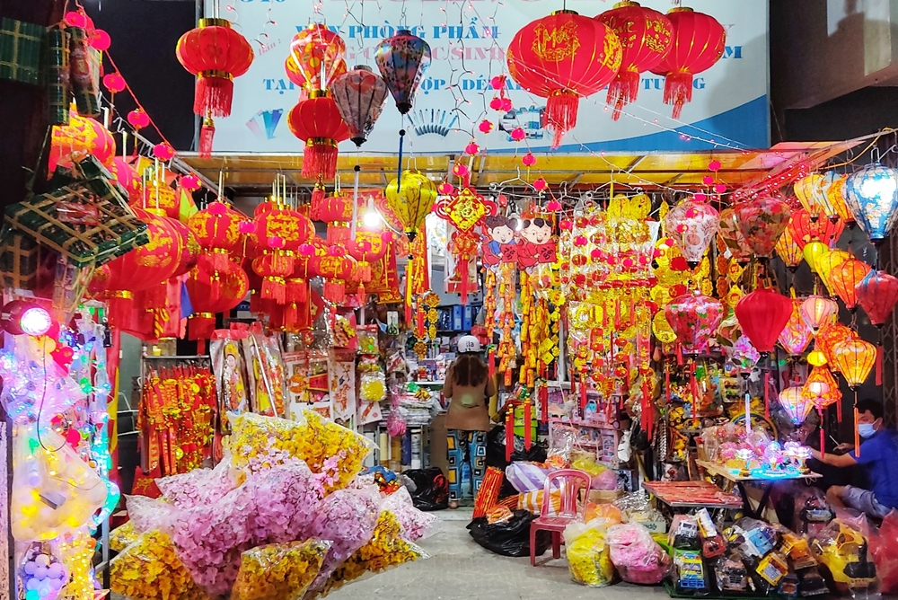 Dọc các con phố, các cửa hàng bán đồ trang trí Tết lấp lánh ánh đèn.